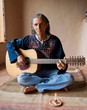 Entrevista y concierto con Alonso del Río, autor de "Los cuatro Altares" - VIDEO